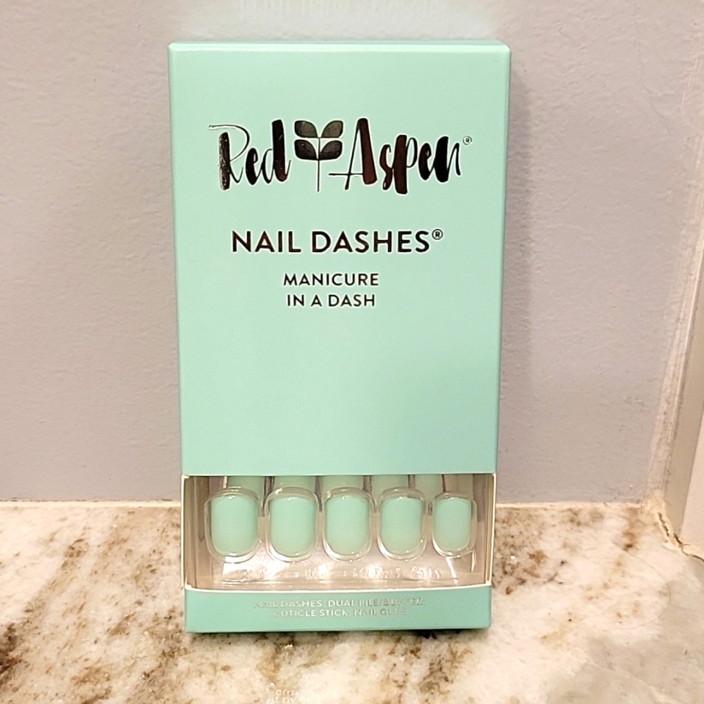 Red Aspen nails dashes